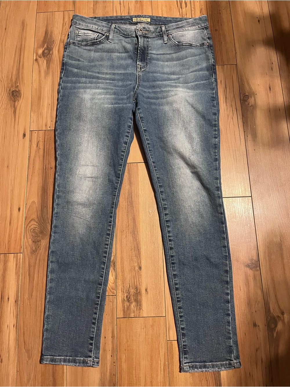 Classic Women’s Mid Wash Skinny Jeans